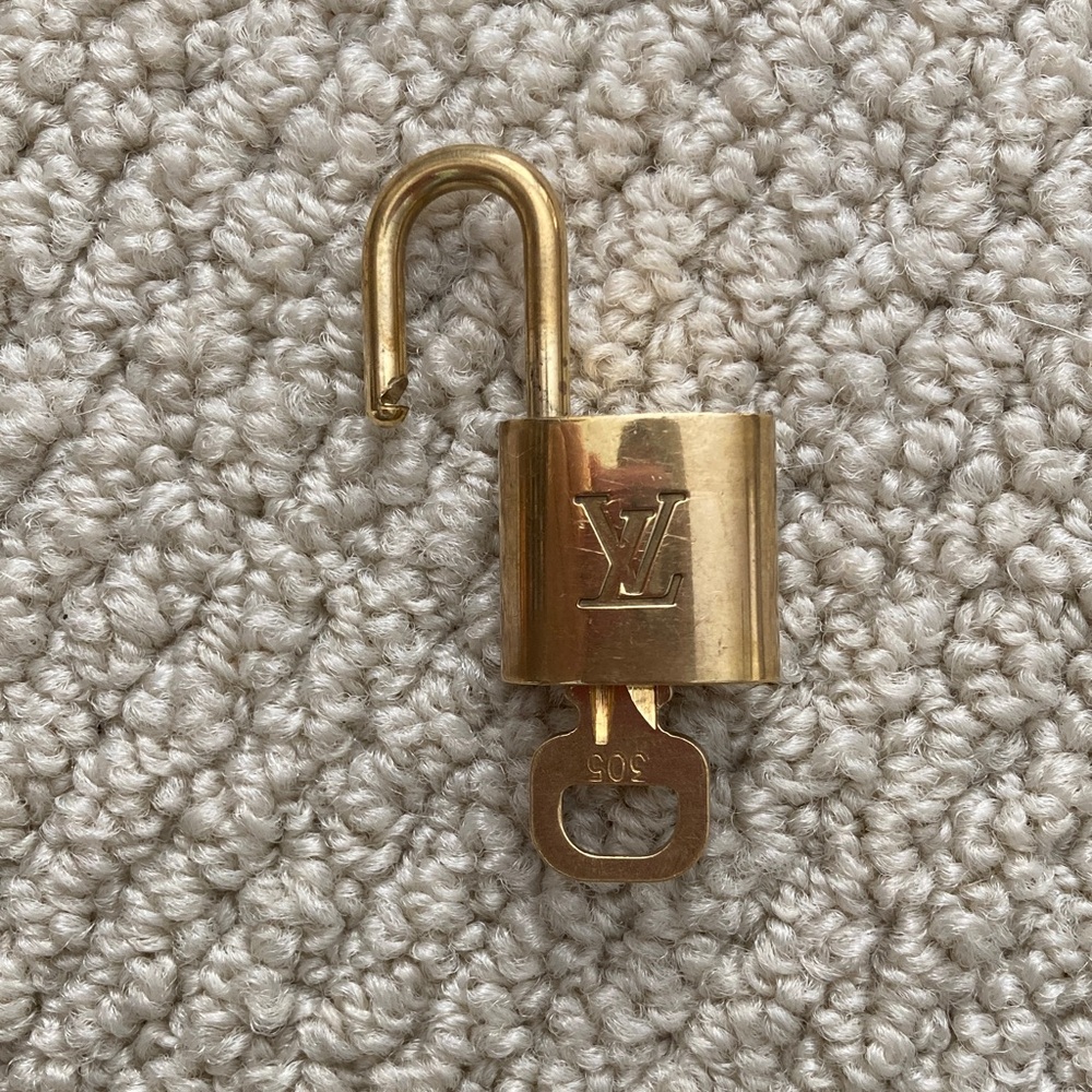 Louis Vuitton Lock and Key Gold Padlock Authentic #305 Like New Luxury - Picture 6 of 7